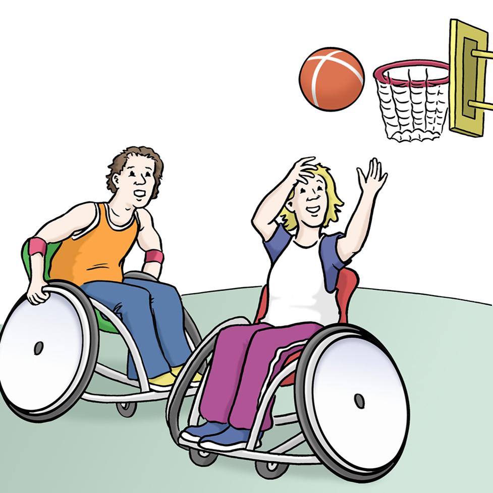 Zwei Personen im Rollstuhl spielen Basketball, w&auml;hrend ein Ball in Richtung Korb geworfen wird.