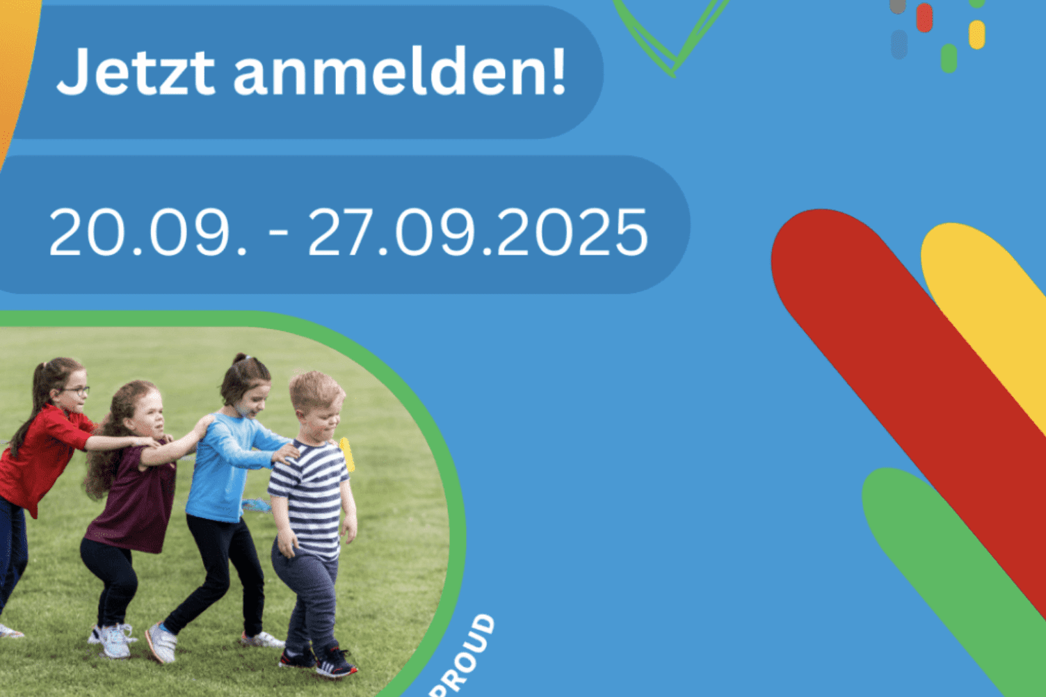 Kinder spielen gemeinsam auf einer Wiese, w&auml;hrend ein Banner zur Sportwoche vom 20. bis 27. September 2025 einl&auml;dt.
