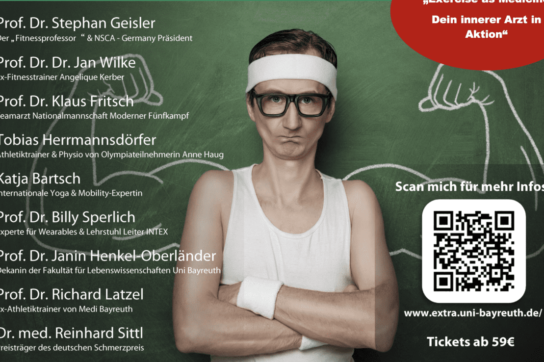 Mann mit Kopfbinde und Brille steht vor einer gr&uuml;nen Tafel, umgeben von Informationen zu Fitness-Experten und Events.