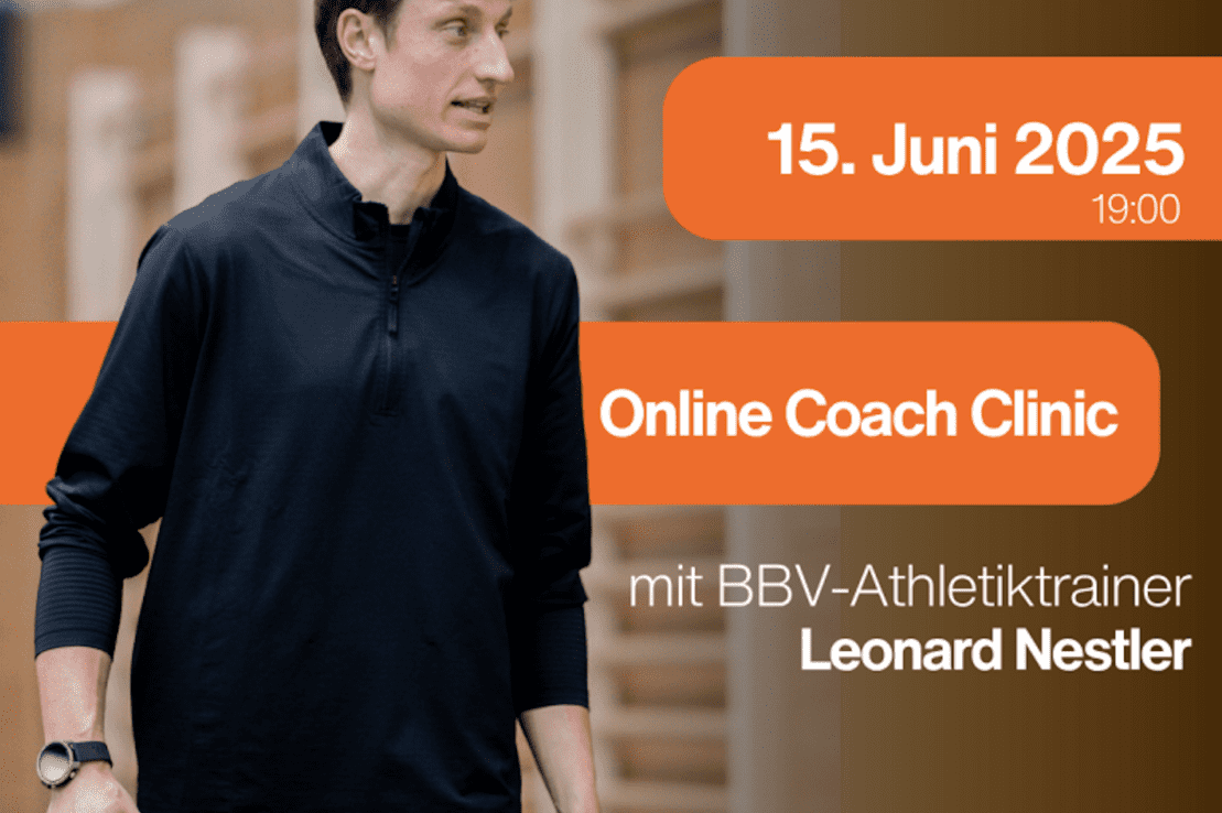 Mann in schwarzer Sportkleidung spricht in einer Online-Coach-Clinic zu Athletiktraining, Datum: 15. Juni 2025.