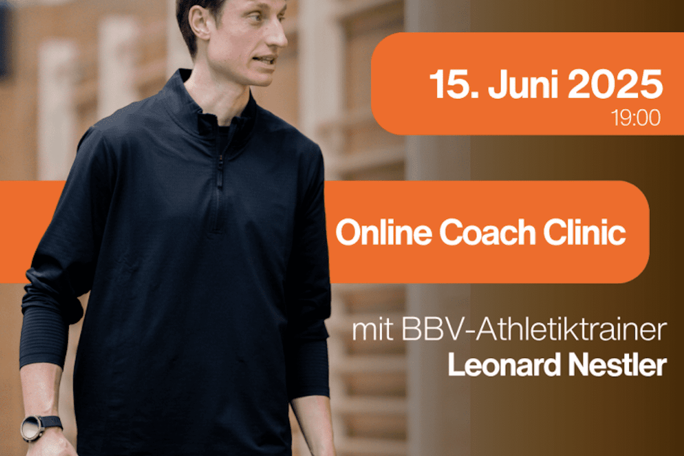 Mann in schwarzer Sportkleidung spricht in einer Online-Coach-Clinic zu Athletiktraining, Datum: 15. Juni 2025.
