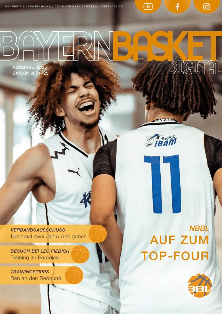 Zwei Basketballspieler lachen und feiern, w&auml;hrend sie in wei&szlig;en Trikots auf dem Platz stehen.