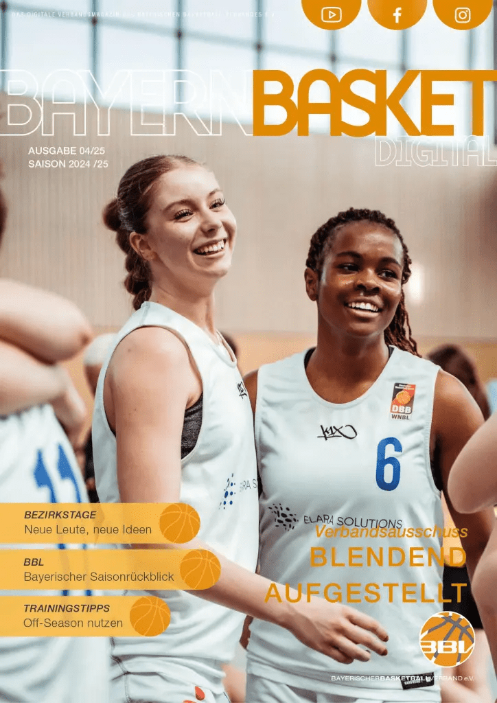 Zwei junge Basketballspielerinnen l&auml;cheln auf einem Spielfeld, umgeben von Werbung und einem gro&szlig;en Titel.