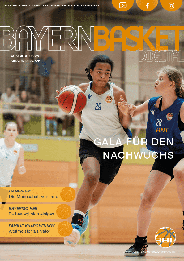 Zwei Basketballspielerinnen in blauen Trikots dribbeln auf dem Spielfeld w&auml;hrend eines Spiels.