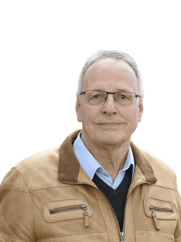 Portrait eines Mannes mit Brille, grauen Haaren und einer hellbraunen Lederjacke vor hellem Hintergrund.